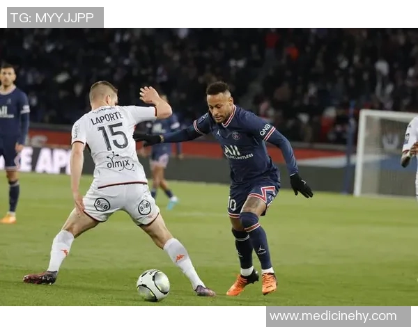 巴黎圣日耳曼在法甲联赛中以绝对优势完胜里尔展现强大实力