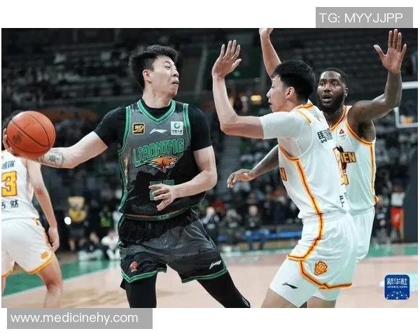 辽宁本钢球员因伤暂时退出比赛，球迷热切期盼其早日康复