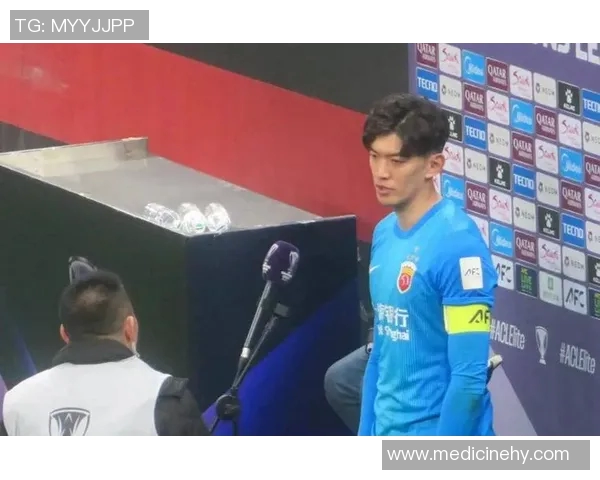 颜骏凌果断出击成功解围展现门将风采助力球队稳固防线 颜骏凌果断出击成功解围展现门将风采助力球队稳固防线